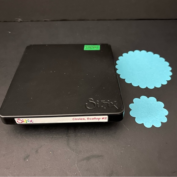 Sizzix Bigz Die - Circles, Scallop #2 - Picture 1 of 7